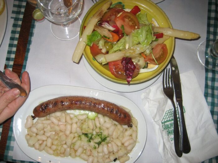 Catalan sausage and beans - botifarra amb montgetes
